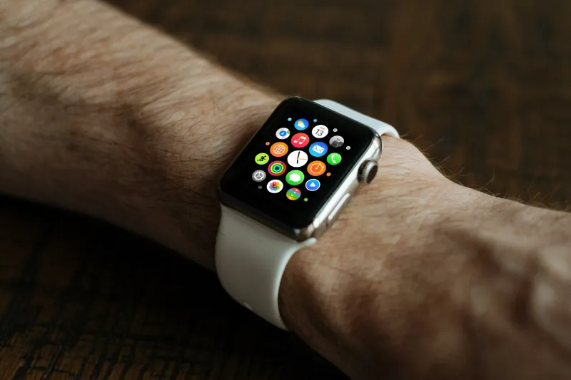 mobile-watch-hand-screen